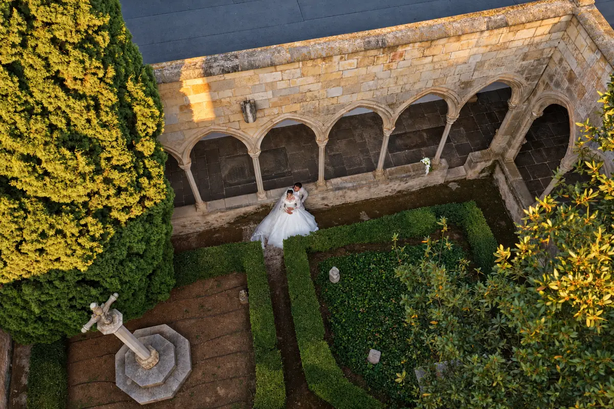 Novios en un claustro histórico vistos desde arriba