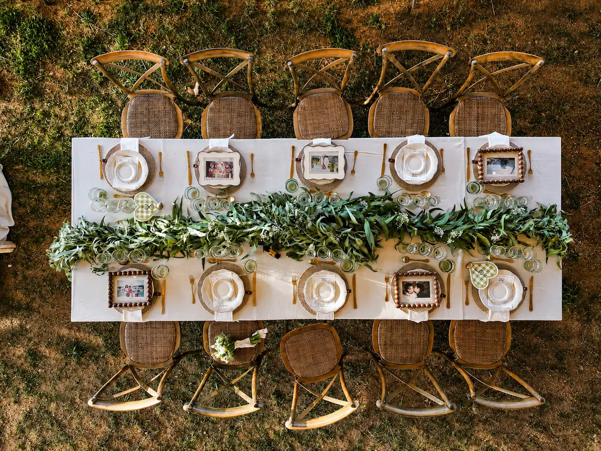 Mesa de banquete decorada vista desde arriba