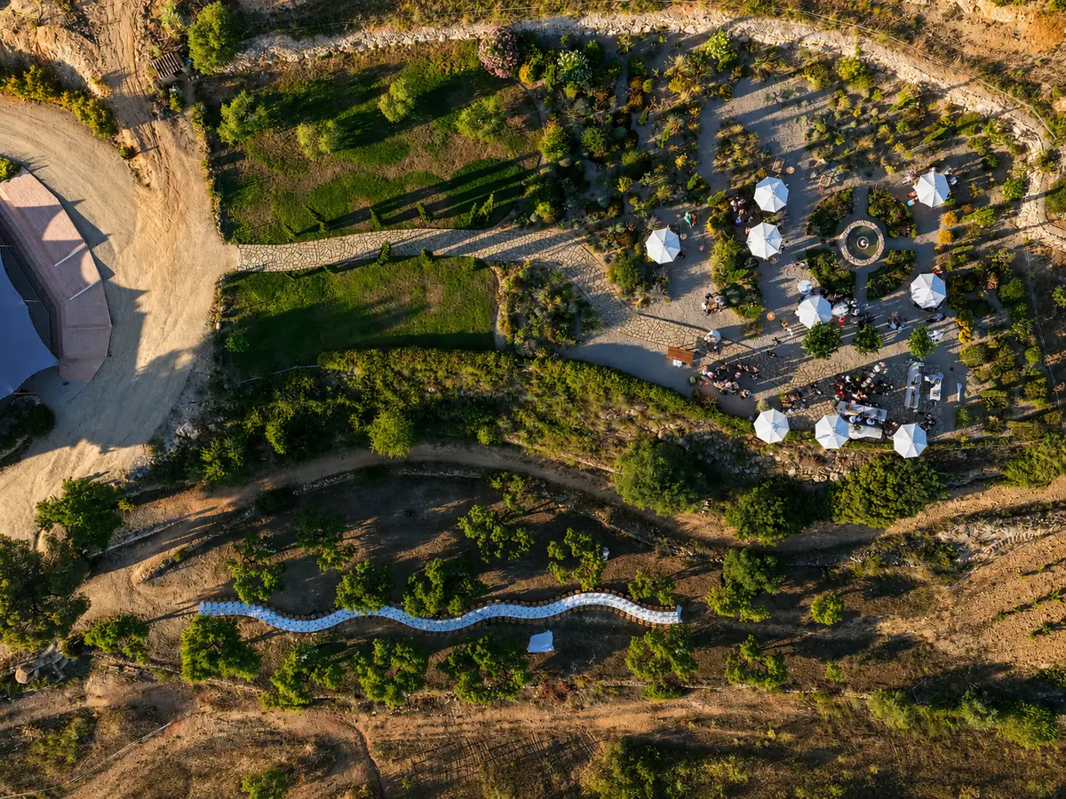 Carpas y zona de celebración en una finca de montaña