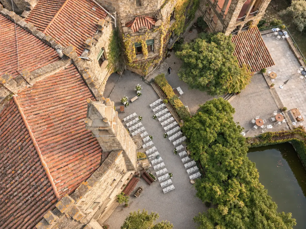 Tejados y patio de un castillo preparado para una ceremonia