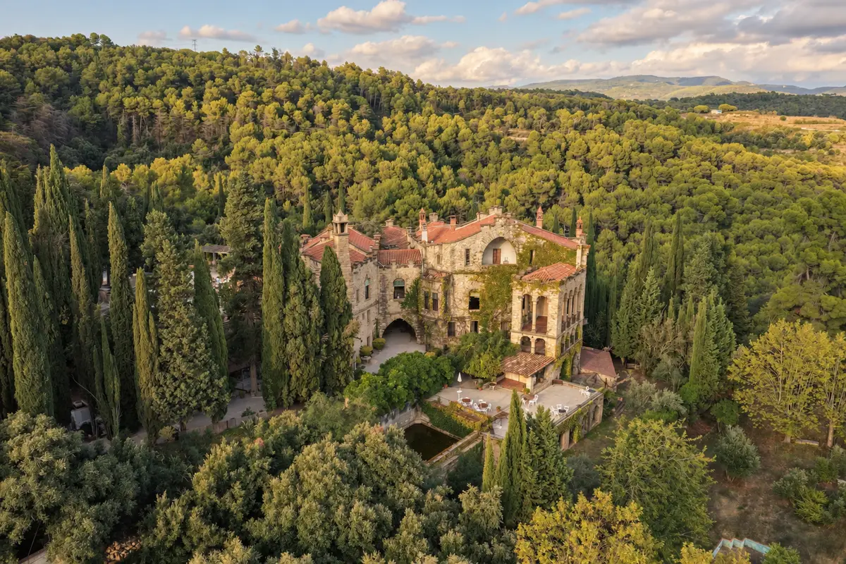 Finca entre pinos y cipreses vista desde un dron