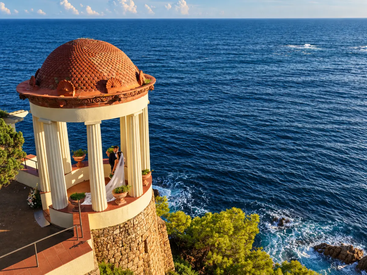 Mirador con cúpula sobre el mar y una pareja de novios
