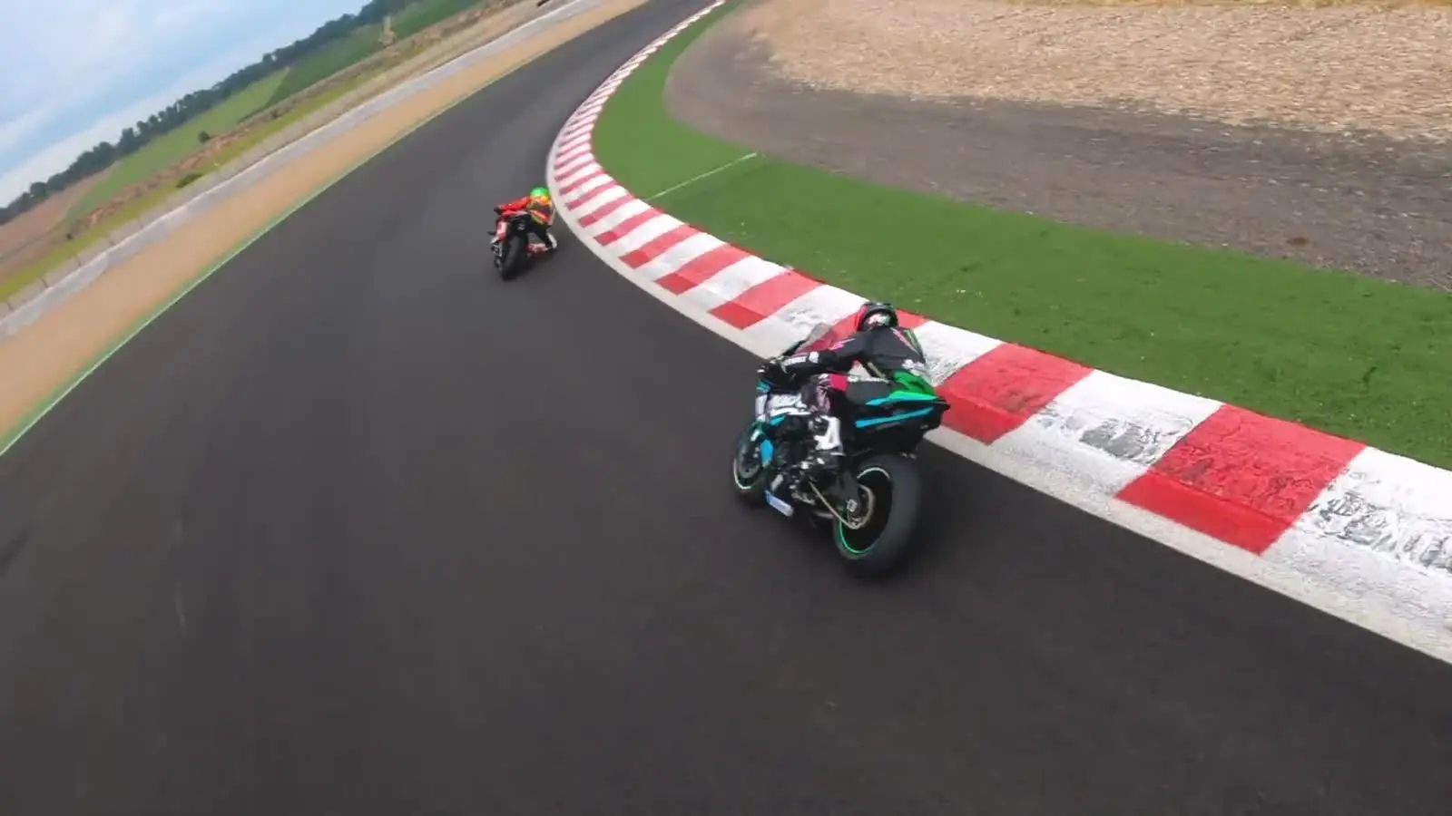 Motos en un circuito vistas desde un dron