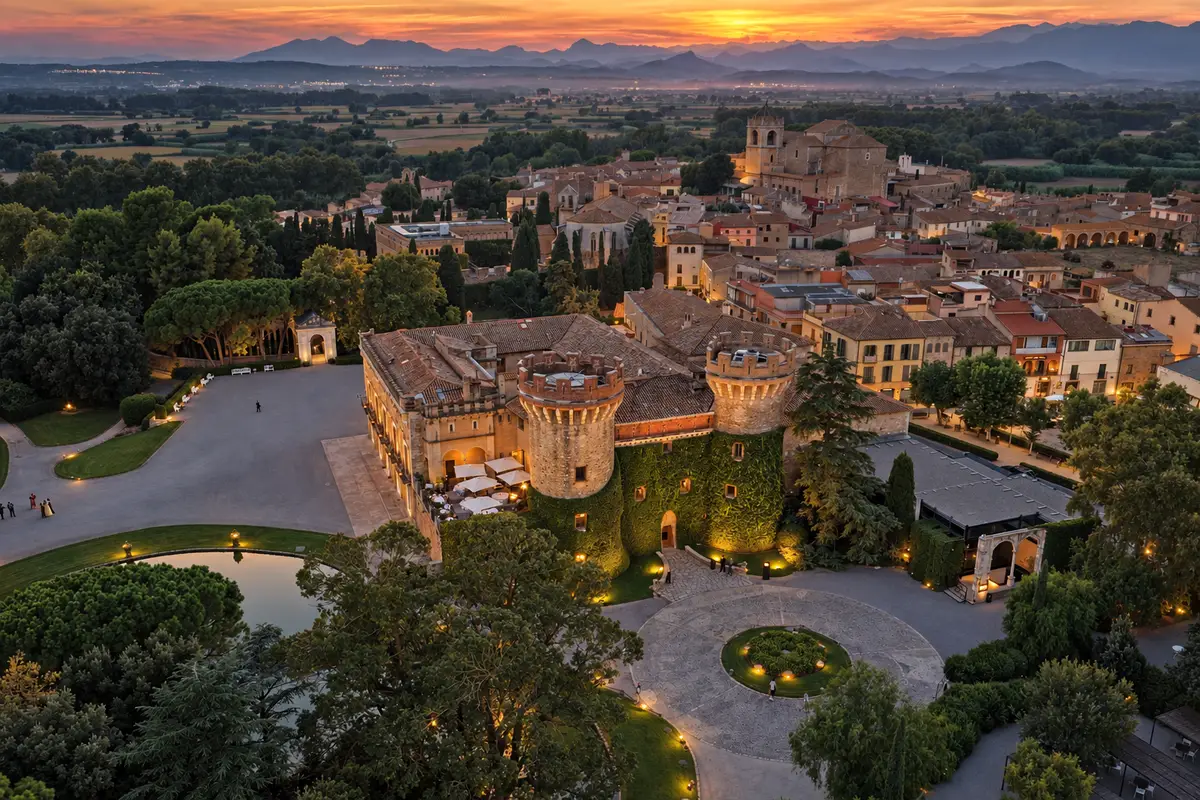 Castillo y pueblo al atardecer vistos desde un dron