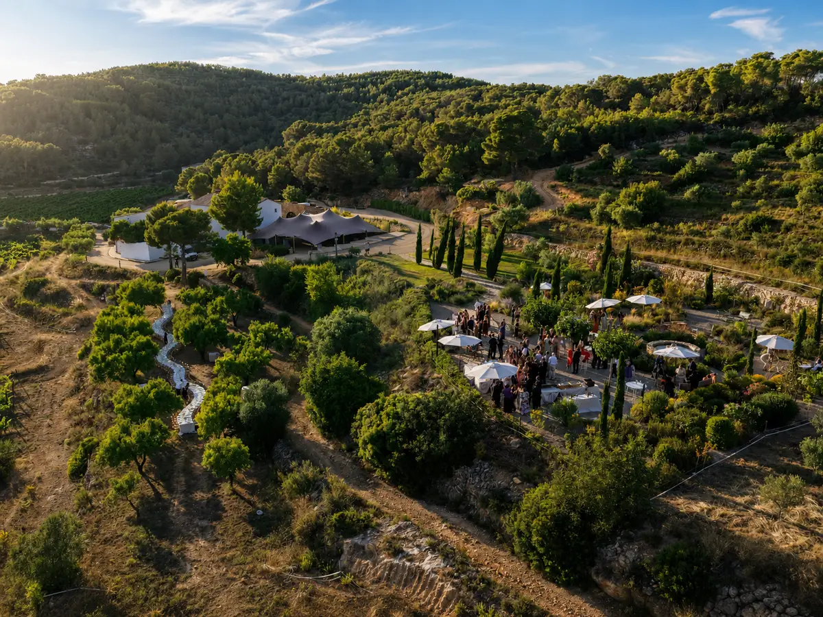 Finca en una ladera con mesas montadas al aire libre vista desde un dron