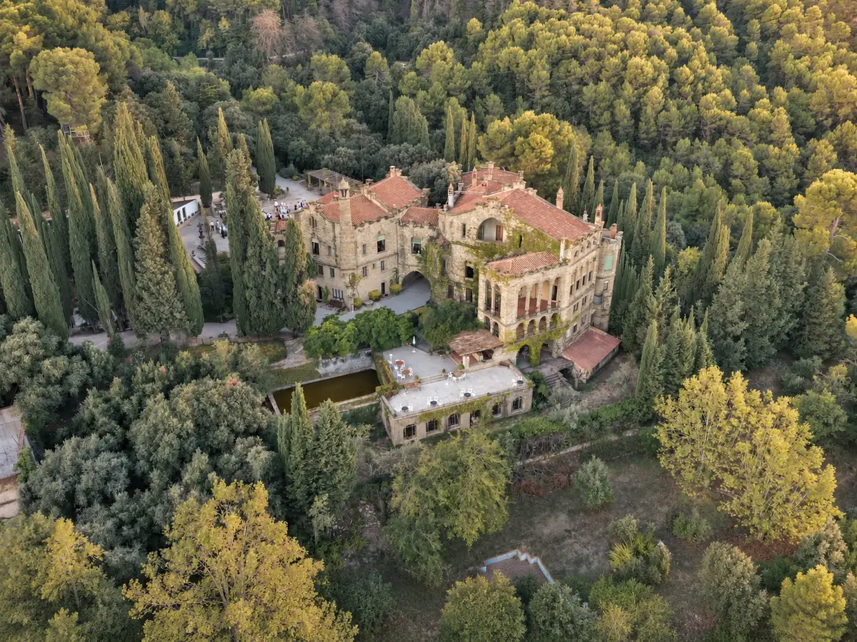 Palacete entre cipreses y pinos visto desde arriba