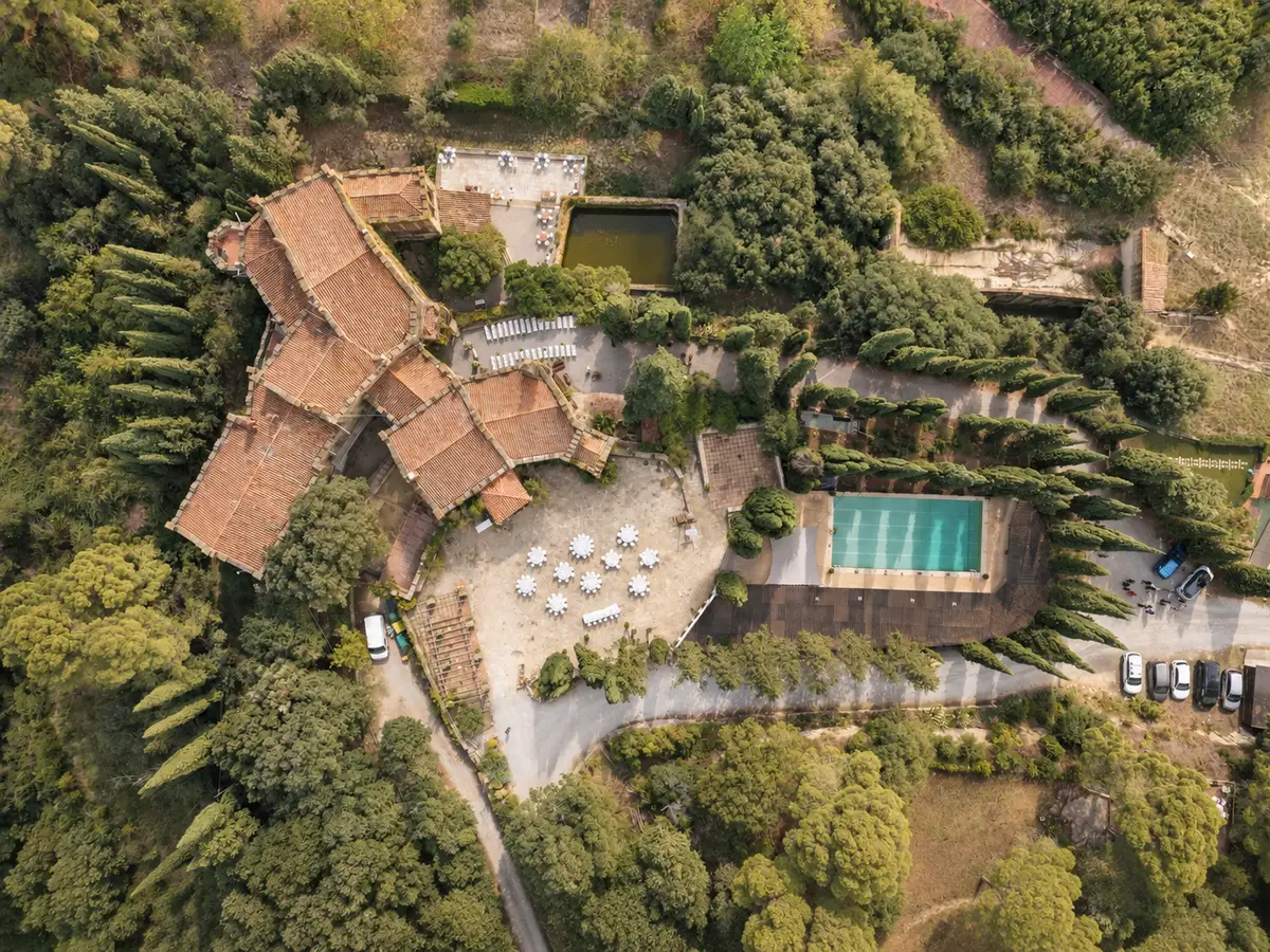 Finca con piscina y mesas montadas vista desde arriba