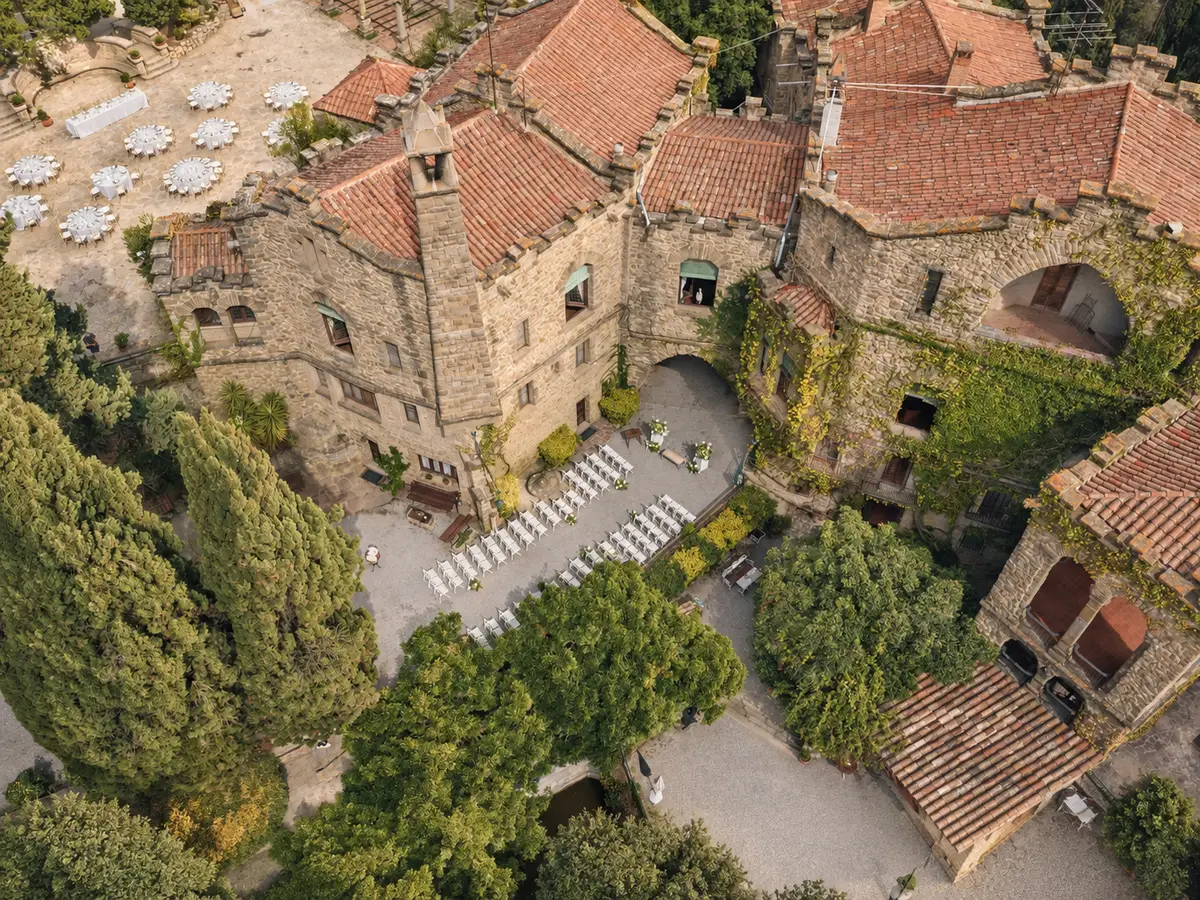 Castillo con patios y tejados visto desde un dron
