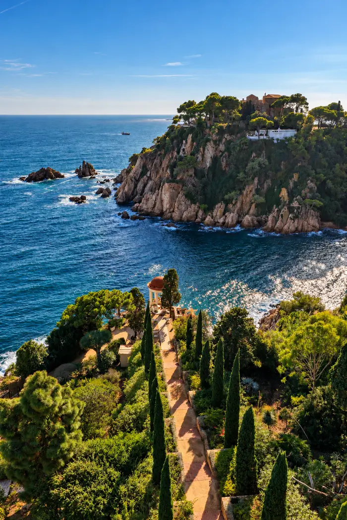 Cala y acantilado de la Costa Brava vistos desde un dron