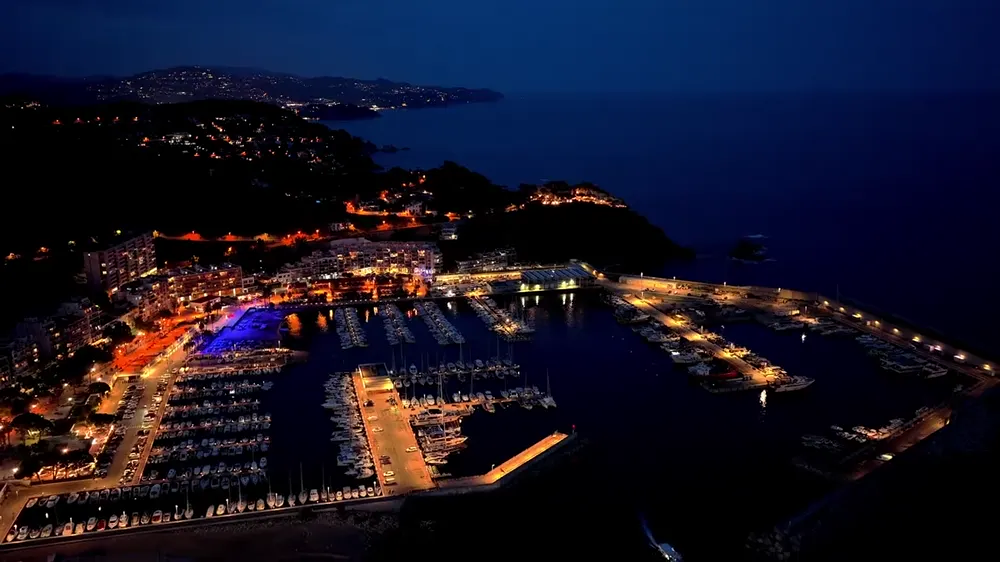 Vista aérea de un puerto deportivo iluminado de noche