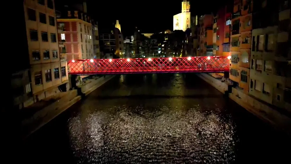 Vista aérea del río Onyar y el puente rojo de Girona de noche