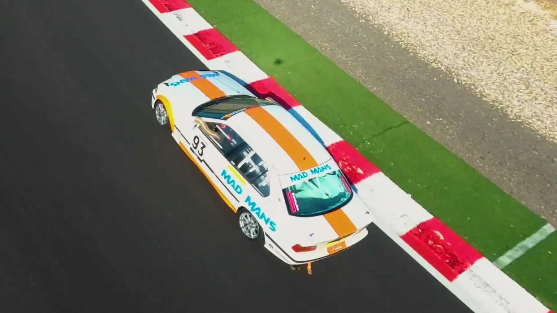 Coche de carreras visto desde un dron FPV