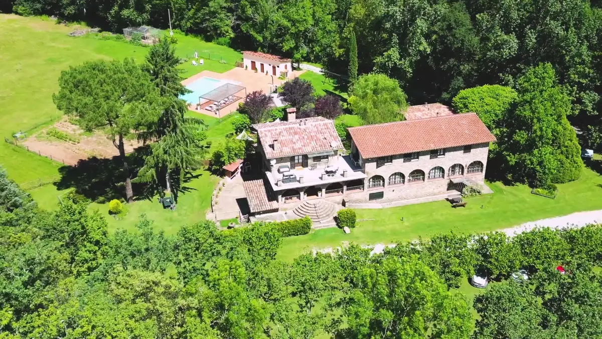 Finca con piscina vista desde un dron en posición estable