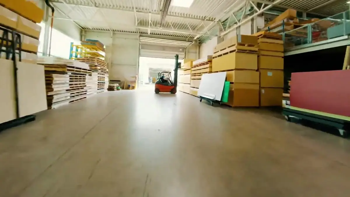 Vuelo con cinewhoop por el interior de una nave