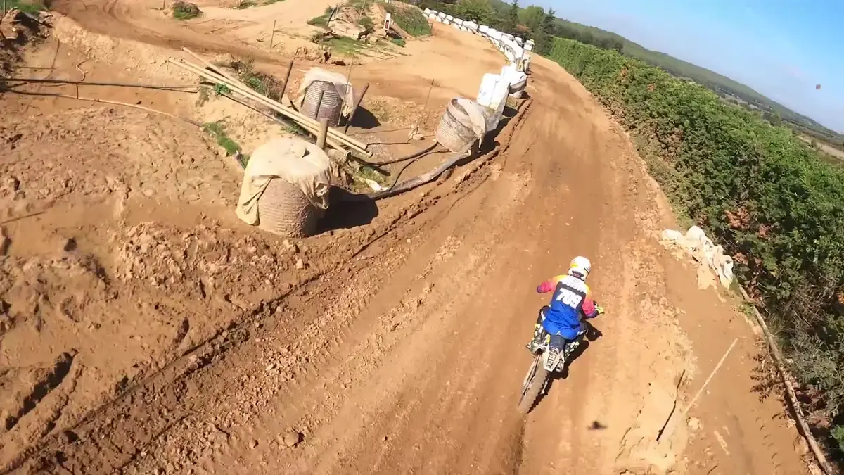 Motocross grabado en FPV al estilo freestyle