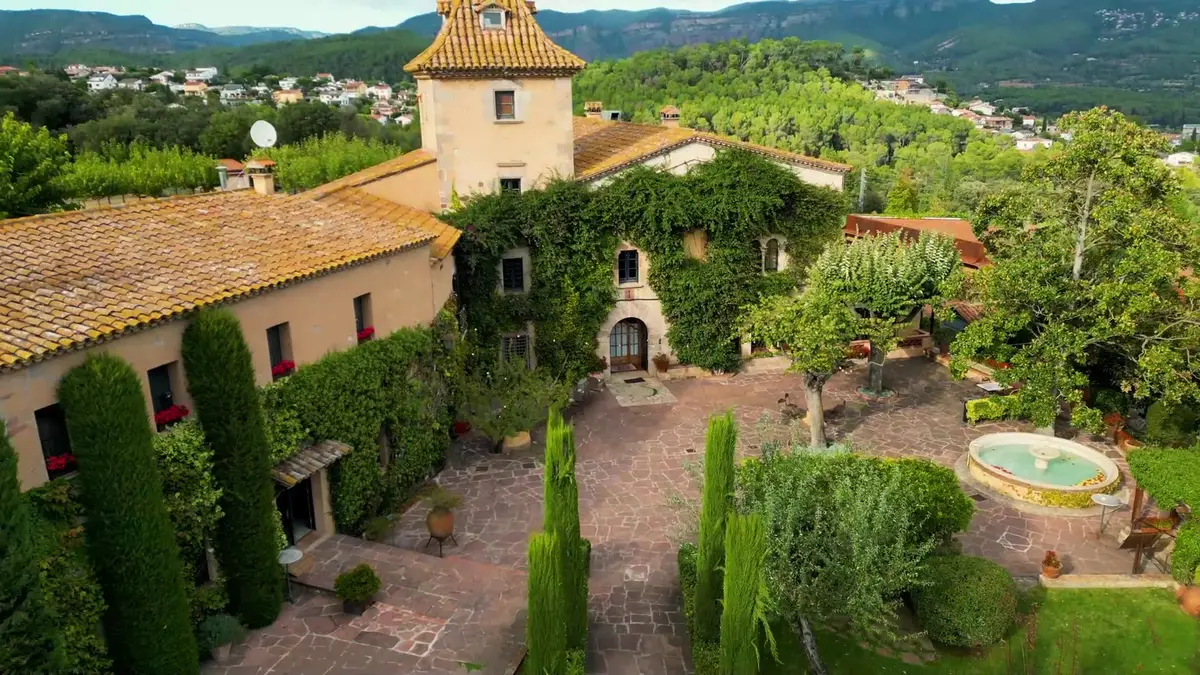 Masía con jardines fotografiada con un dron estabilizado