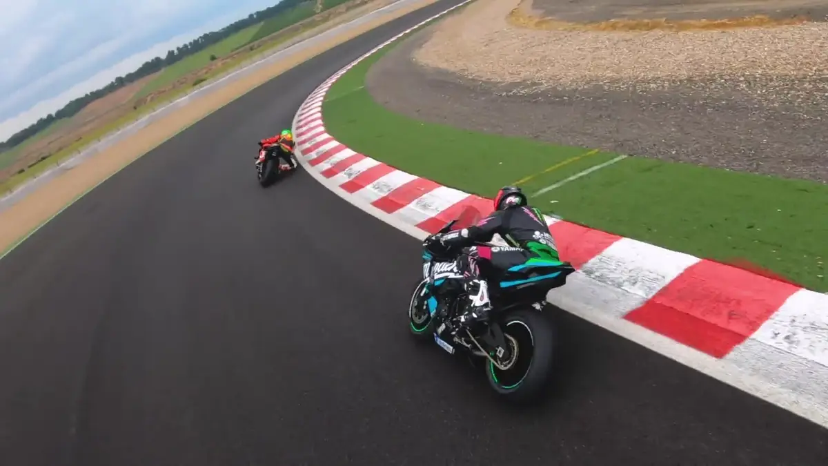 Moto en un circuito grabada con un dron FPV