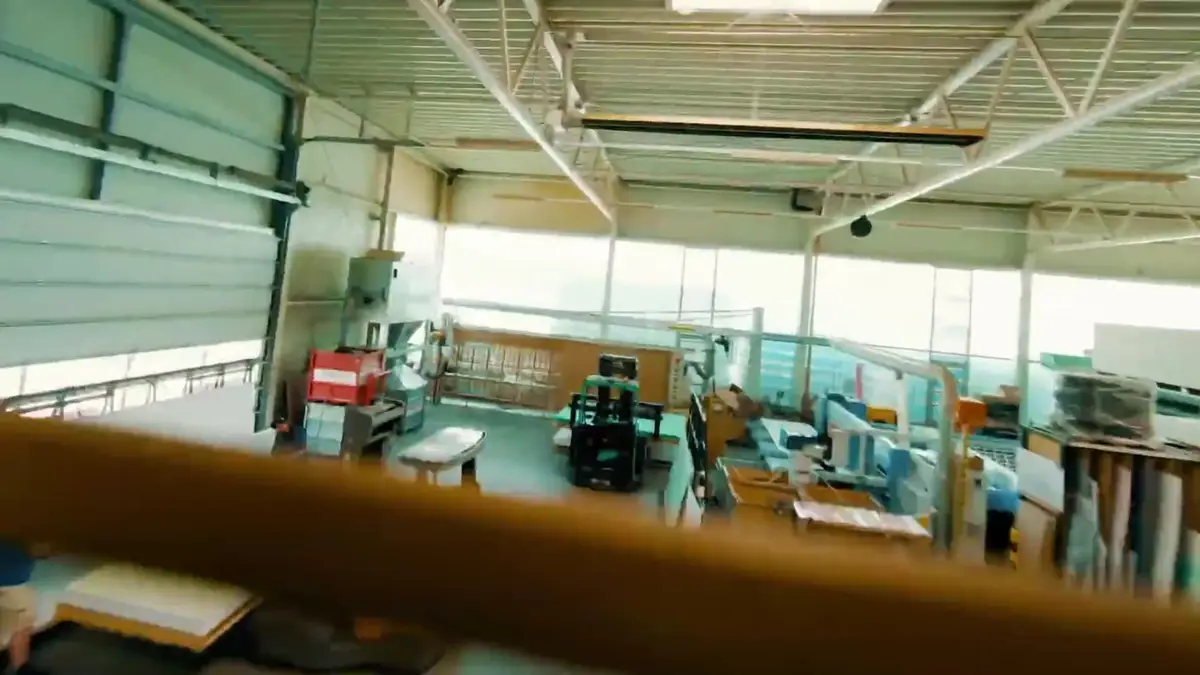 Dron volando dentro de un taller sin señal GPS
