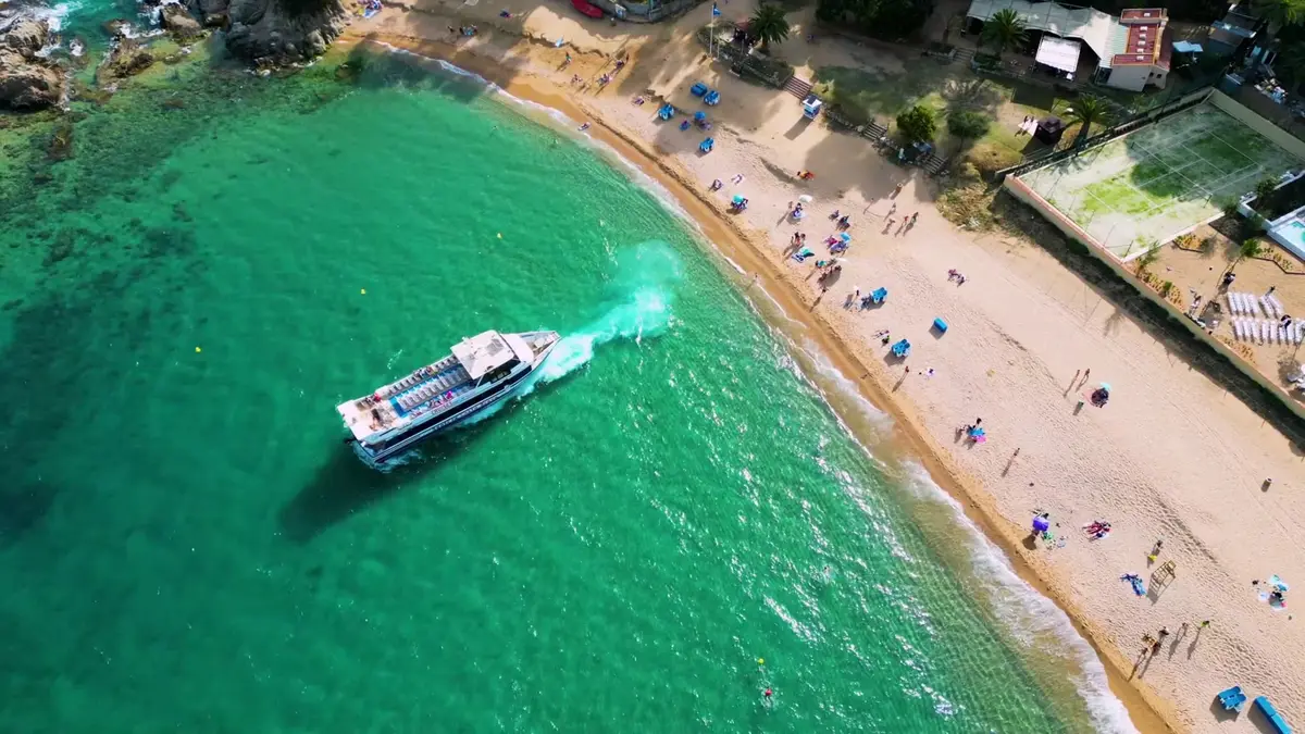 Bahía con una embarcación grabada con un dron estabilizado