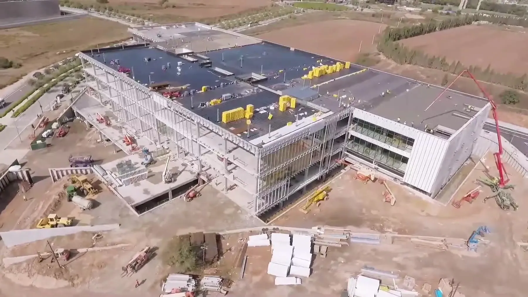 Vista aérea de una obra con una estructura en construcción