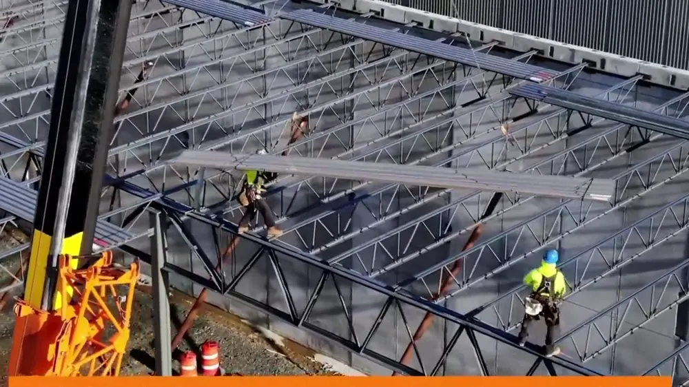 Vídeo aéreo del seguimiento de una obra con estructura metálica y trabajos en altura