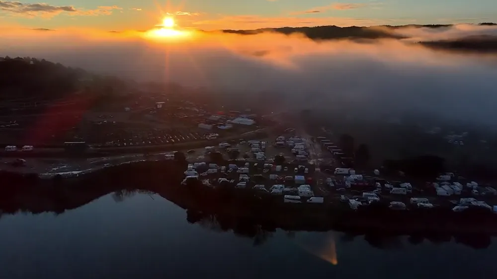 Amanecer sobre un mar de nubes visto desde un dron