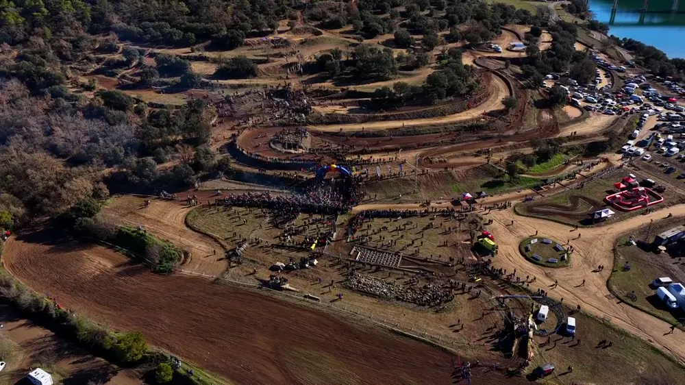 Vista aérea del circuito y el público en Bassella