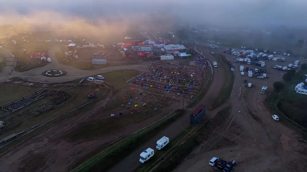 Zona de público y carpas en Bassella entre la niebla