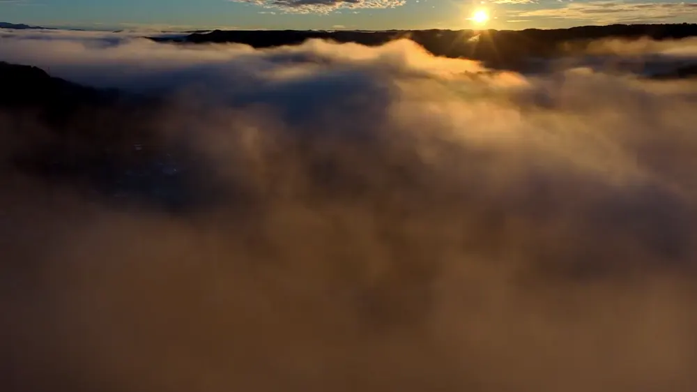 Nubes iluminadas por el sol al atardecer vistas desde un dron