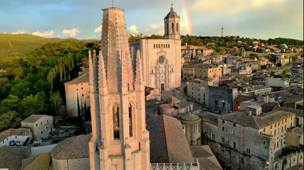 Vista aérea del campanario y el casco antiguo de Girona